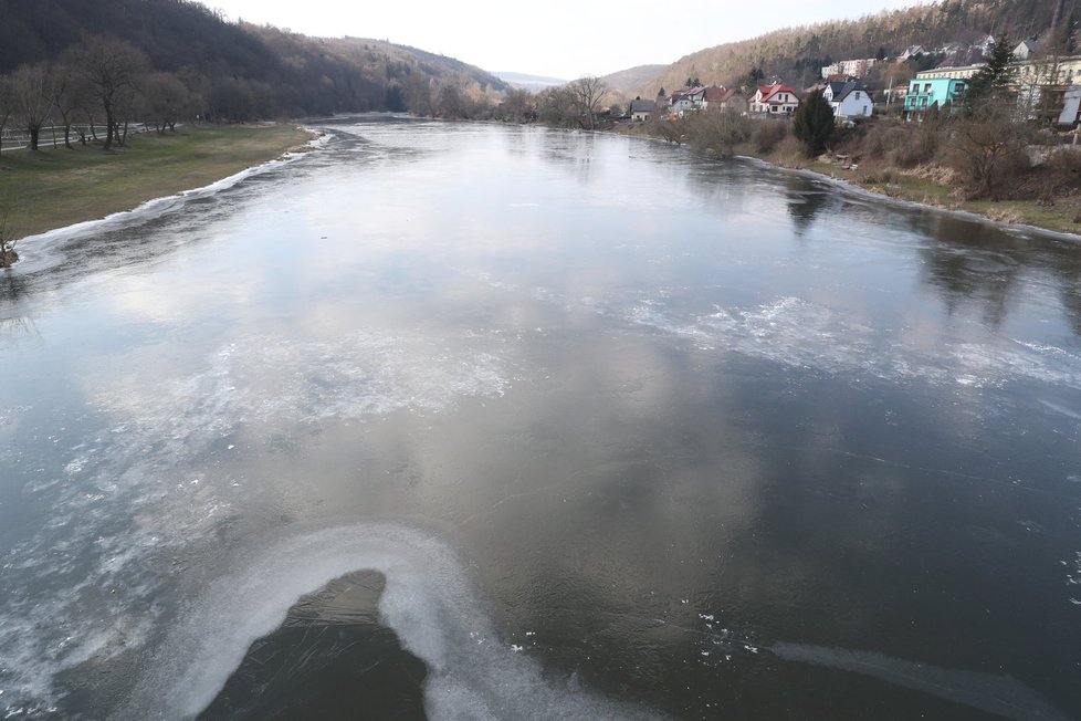 Berounka na několika místech pokryl led.