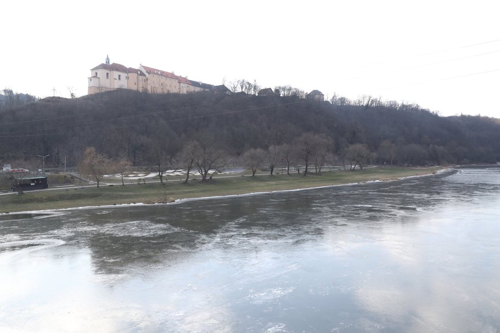 Berounka na několika místech pokryl led.