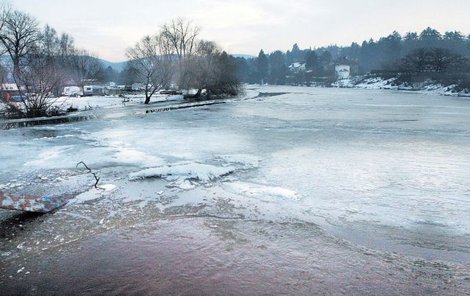 Berounku u Černošic blokují ledové kry a řeka ohrožuje desítky domů.