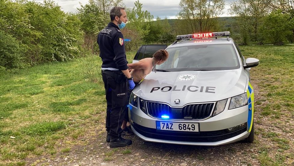 Úprkem do vody skončilo pronásledování muže, který pod vlivem drog začal policistům ujíždět přes cyklostezky. Muž strážcům zákona nakonec stejně neutekl.