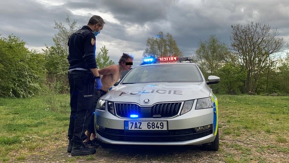 Úprkem do vody skončilo pronásledování muže, který pod vlivem drog začal policistům ujíždět přes cyklostezky. Muž strážcům zákona nakonec stejně neutekl.