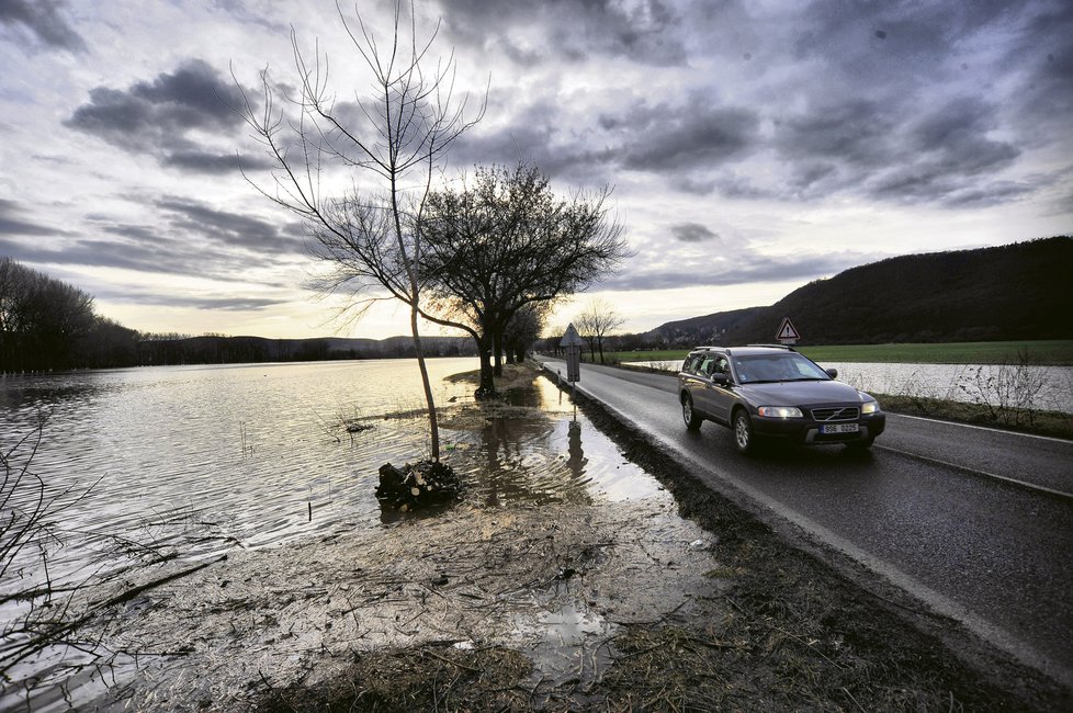 Povodně na Berounce v lednu 2011. Pohled na řeku u Radotína.