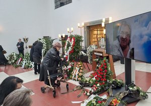 S Václavem Berouskem se přišla do brněnského krematoria rozloučit půl tisícovka lidí.