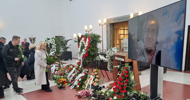 S Václavem Berouskem se přišla do brněnského krematoria rozloučit půl tisícovka lidí.