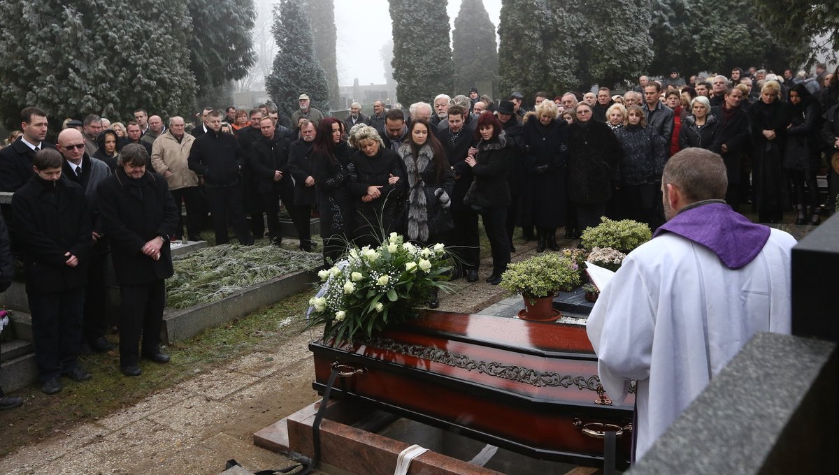 Na pohřeb Karla Berouska přišly zhruba dvě stovky smutečních hostů.