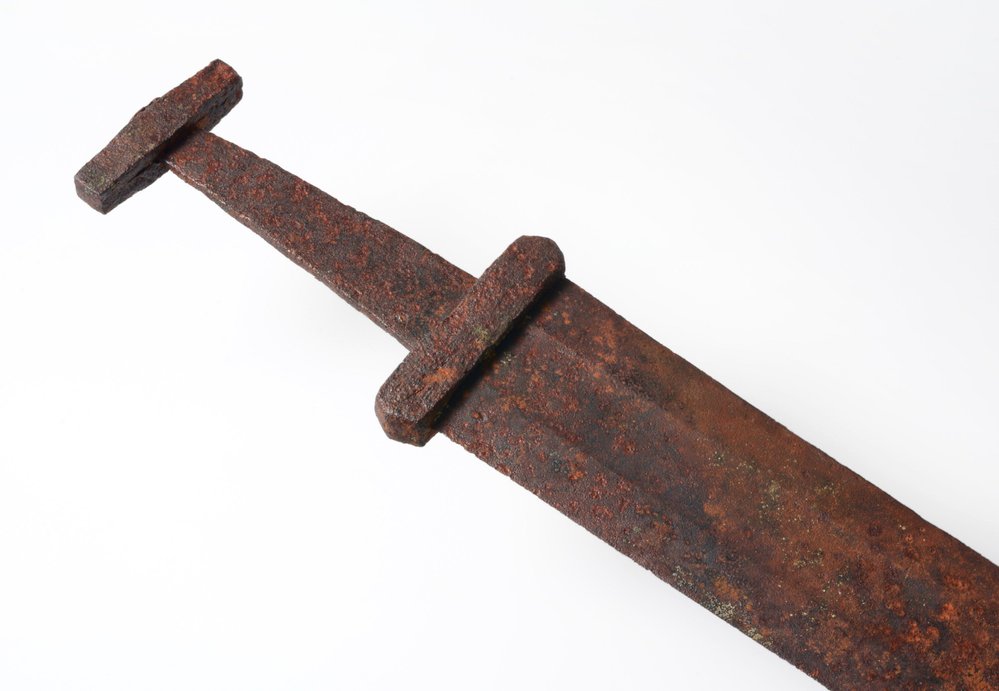 Vikinský meč z 9. století nalezený v Norsku