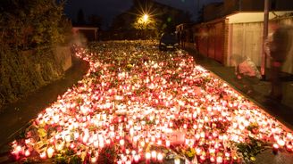Nové poutní místo v Česku: Prostranství před Gottovou vilou na Bertramce zaplnily tisíce svíček
