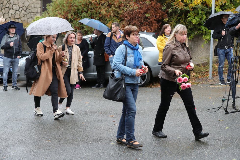 Lidé stále přicházejí před Gottovu Bertramku, kde pokládají květiny a vyjadřují soustrast...