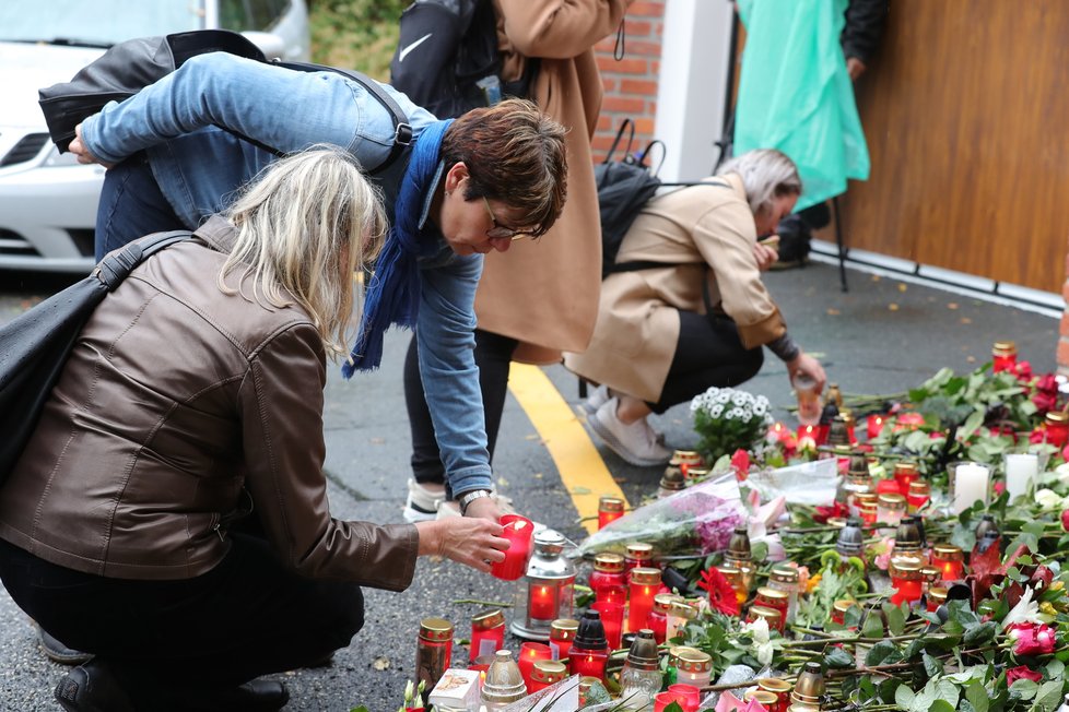 Lidé stále přicházejí před Gottovu Bertramku, kde pokládají květiny a vyjadřují soustrast...