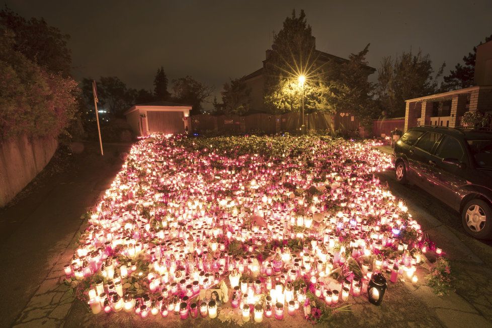 Po smrti vzniklo pietní místo před vilou Karla Gotta (†80) na Bertramce.