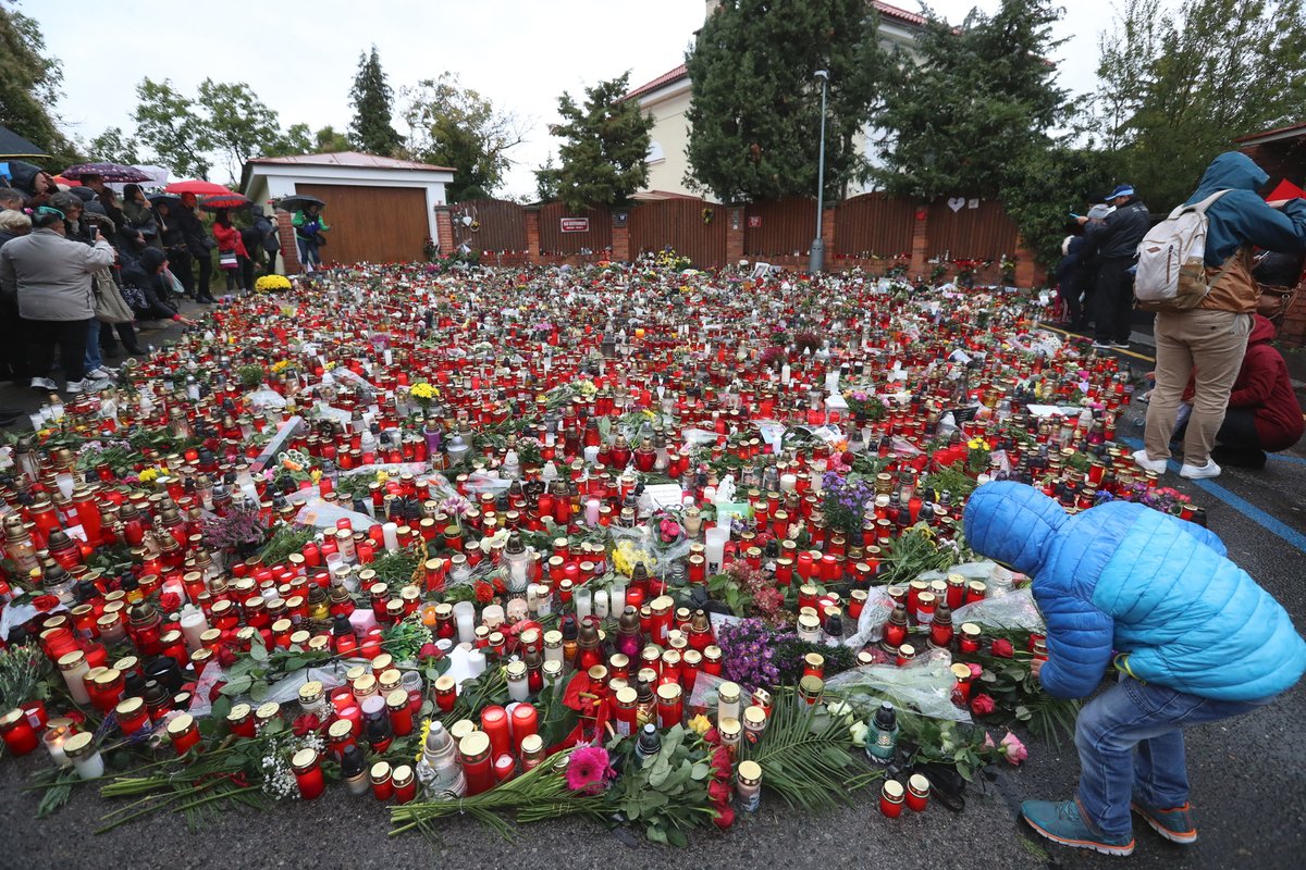 Stále se rozrůstající pietní místo před Bertramkou