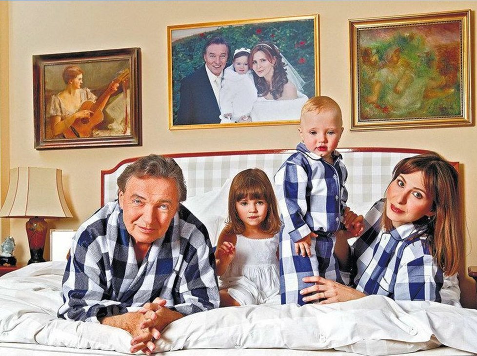 Manželé Gottovi měli v ložnici nad postelí velké svatební foto.