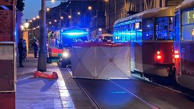 Na tramvajové zastávce srazila tramvaj muže ve věku asi 50 let. Záchranáři ho přes 30 resuscitovali, muž bohužel srážku nepřežil.