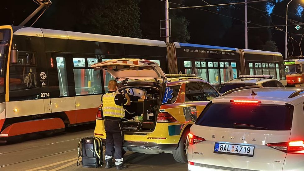 Na tramvajové zastávce srazila tramvaj muže ve věku asi 50 let. Záchranáři ho přes 30 resuscitovali, muž bohužel srážku nepřežil.