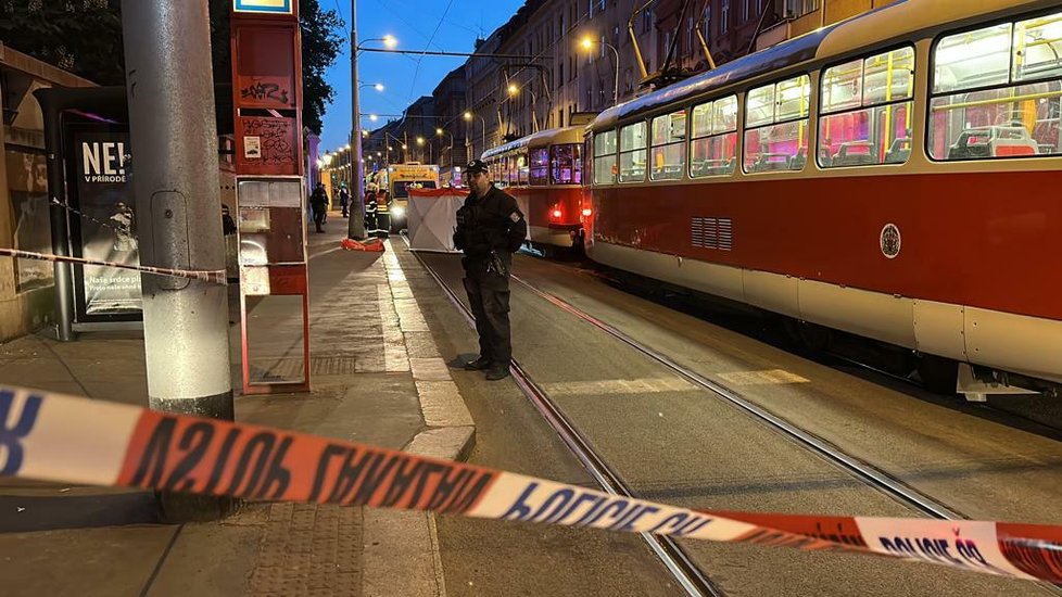 Na tramvajové zastávce srazila tramvaj muže ve věku asi 50 let. Záchranáři ho přes 30 resuscitovali, muž bohužel srážku nepřežil.