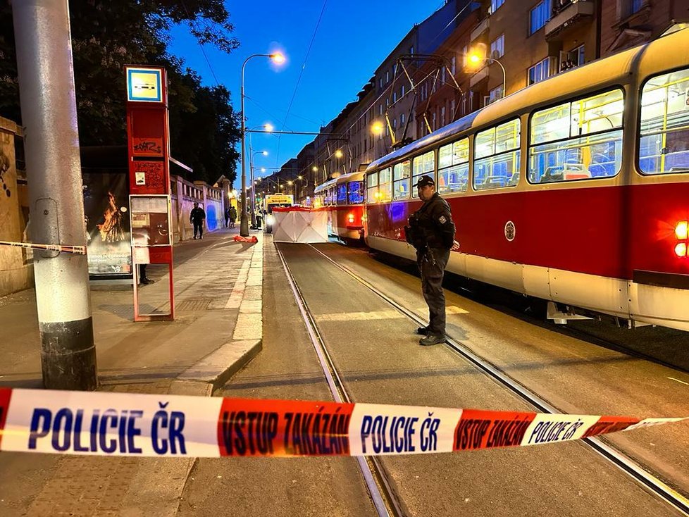 Na tramvajové zastávce srazila tramvaj muže ve věku asi 50 let. Záchranáři ho přes 30 resuscitovali, muž bohužel srážku nepřežil.