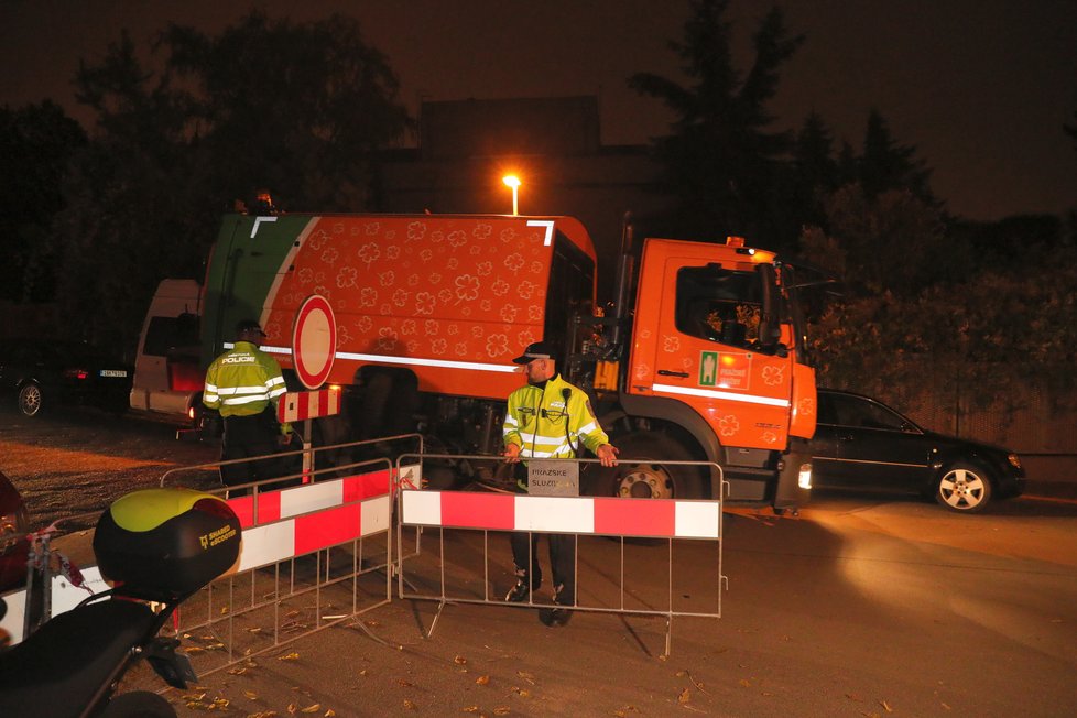 Úklid svíček před Bertramkou začal pod přísným dohledem policie po půlnoci. Ráno byla ulice před vilou Karla Gotta uklizena, jen místy zůstaly zbytky vosku