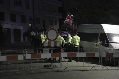 Úklid svíček před Bertramkou začal pod přísným dohledem policie po půlnoci. Ráno byla ulice před vilou Karla Gotta uklizena, jen místy zůstaly zbytky vosku