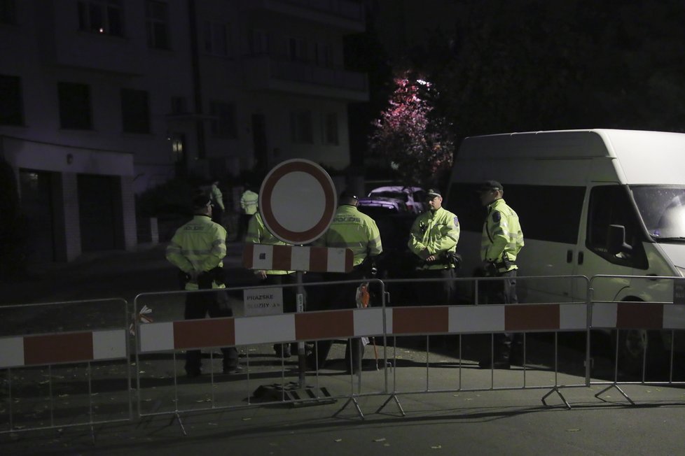 Úklid svíček před Bertramkou začal pod přísným dohledem policie po půlnoci. Ráno byla ulice před vilou Karla Gotta uklizena, jen místy zůstaly zbytky vosku.