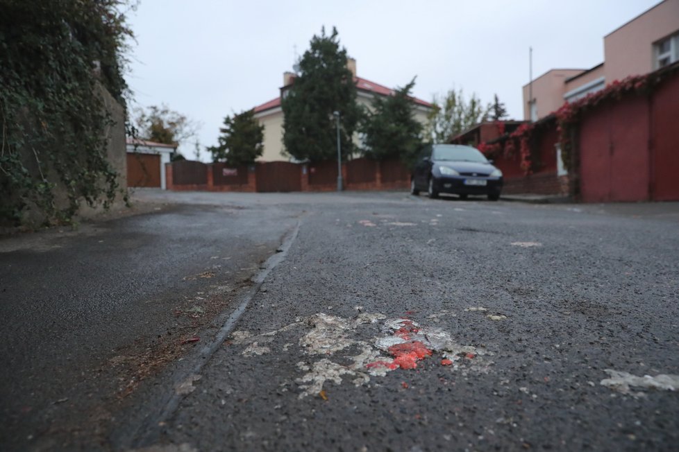 Po úklidu svíček a darů zůstal na Bertramce nepořádek v podobě roztátého vosku a dalších zbytků