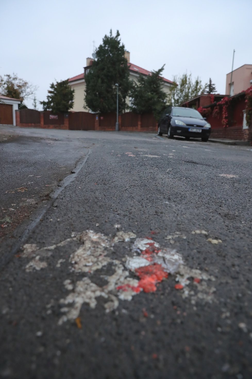 Úklid svíček před Bertramkou začal pod přísným dohledem policie po půlnoci. Ráno byla ulice před vilou Karla Gotta uklizena, jen místy zůstaly zbytky vosku.