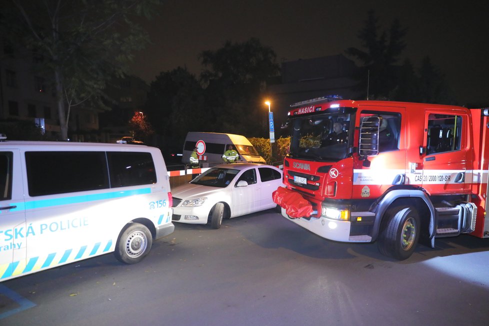 Úklid svíček před Bertramkou začal pod přísným dohledem policie po půlnoci. Ráno byla ulice před vilou Karla Gotta uklizena, jen místy zůstaly zbytky vosku.