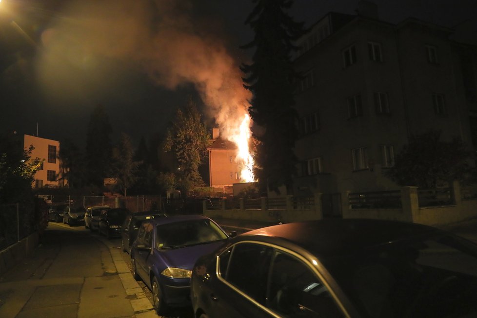 Úklid svíček před Bertramkou začal pod přísným dohledem policie po půlnoci. Ráno byla ulice před vilou Karla Gotta uklizena, jen místy zůstaly zbytky vosku.