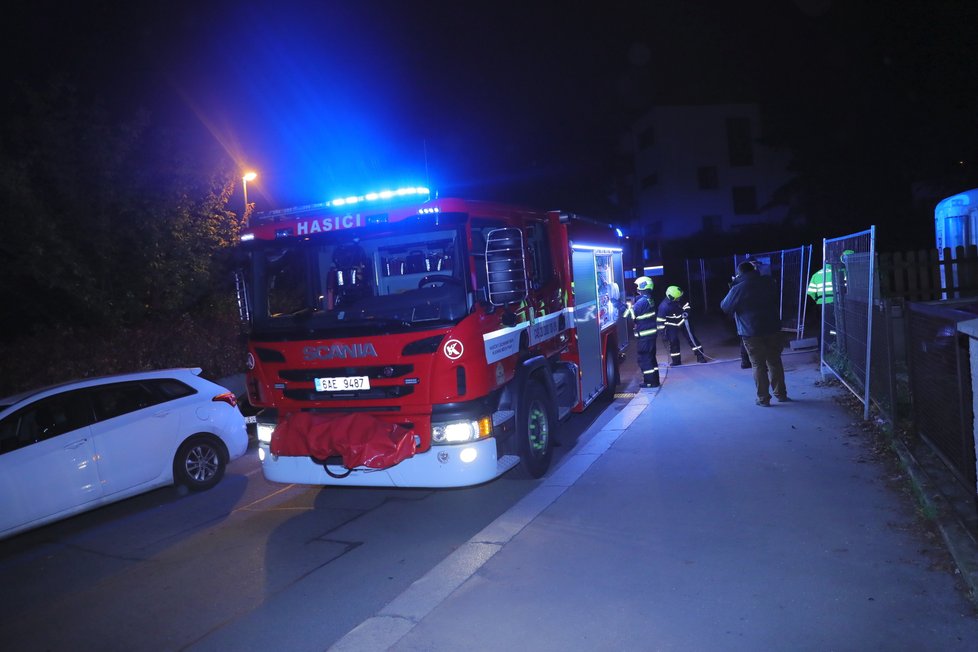 Úklid svíček před Bertramkou začal pod přísným dohledem policie po půlnoci. Ráno byla ulice před vilou Karla Gotta uklizena, jen místy zůstaly zbytky vosku.