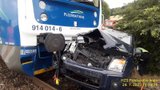 Vlak smetl auto na přejezdu: Vjelo tam na červenou, řidička je v těžkém stavu! 