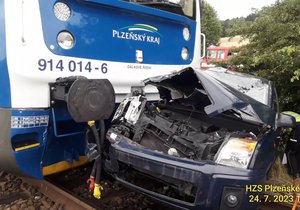 U Běšin na Klatovsku se srazilo na přejezdu auto s projíždějícím osobním vlakem.