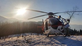 Vrtulník zachraňoval mladíka (17), který se vážně zranil při sjíždění svahu pod Lysou horou.