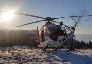 Vrtulník zachraňoval mladíka (17), který se vážně zranil při sjíždění svahu pod Lysou horou.