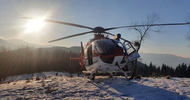 Vrtulník zachraňoval mladíka (17), který se vážně zranil při sjíždění svahu pod Lysou horou.