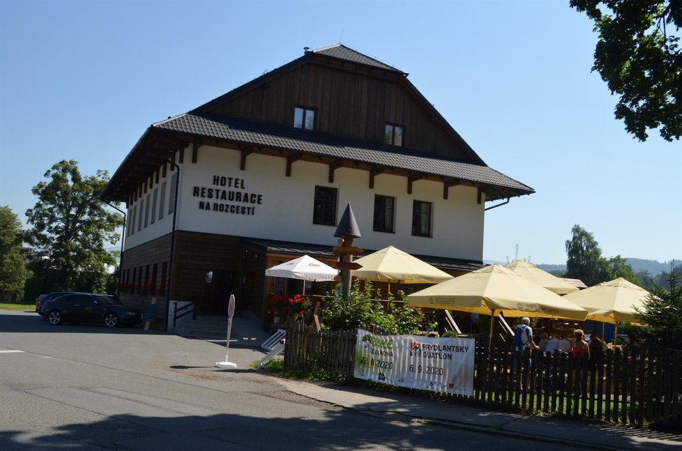 Restaurace Na rozcestí v Čeladné v Beskydech má téměř pořád narváno.