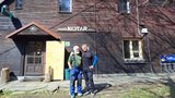 Manželé zachránili beskydskou chatu Kotař před zbouráním: Dobrovolníci jim to oplácejí