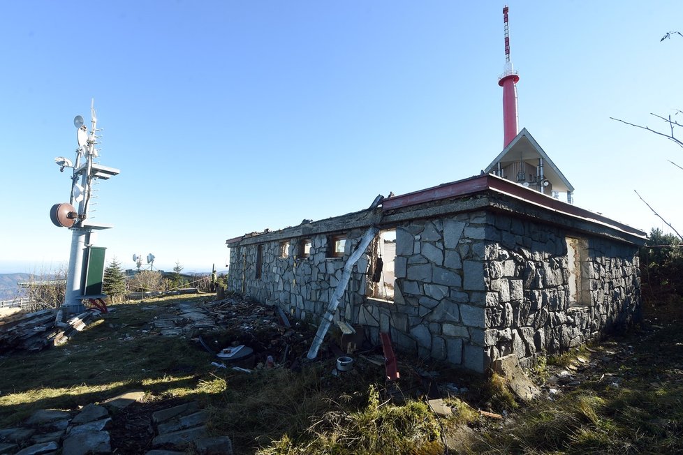Demolice chaty Horské služby Beskydy na Lysé hoře začala 16. října. Chata postavená v roce 1977 byla v havarijním stavu, novou budou mít záchranáři k dispozici za rok.