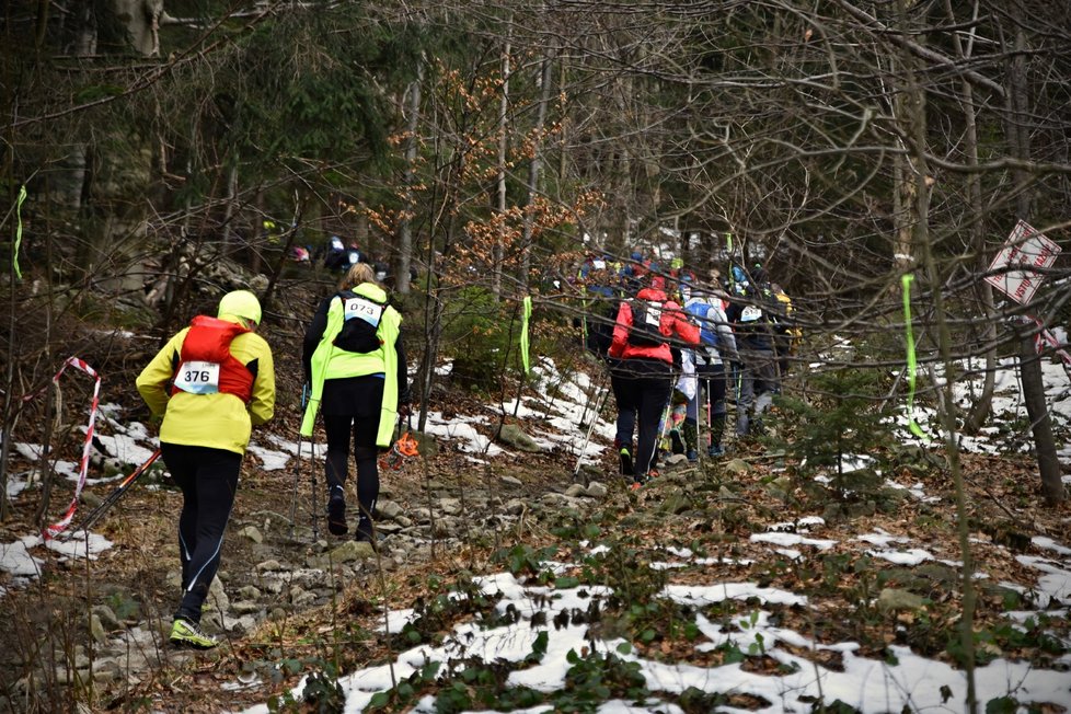 Zimní horský maratonu LH24, během nějž musí za 24 hodin běžci zdolat v těžkém terénu co nejvíckrát Lysou horu, je extrémně náročný.