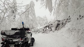 Naprosto nevhodně oblečení - v teplákách a teniskách - vyrazil pár středního věku do Beskyd. Zapadlé je vysvobodili záchranáři.