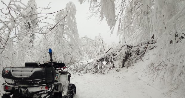 Naprosto nevhodně oblečení - v teplákách a teniskách - vyrazil pár středního věku do Beskyd. Zapadlé je vysvobodili záchranáři.