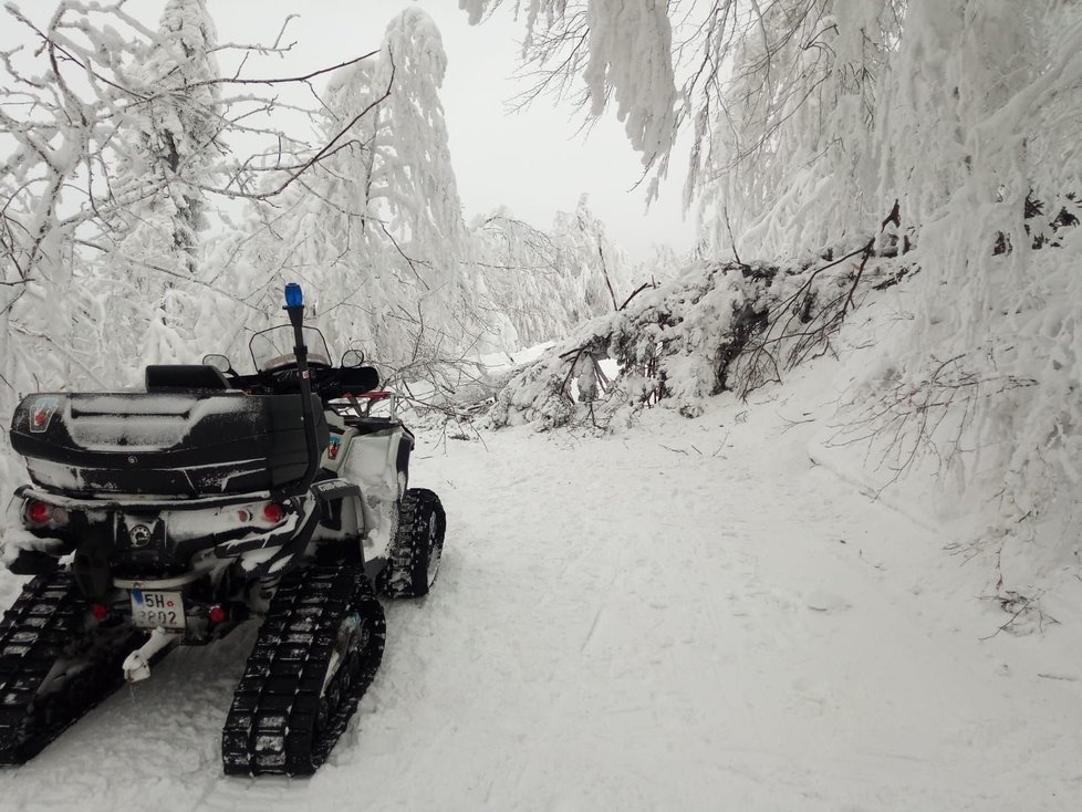 Naprosto nevhodně oblečení - v teplákách a teniskách - vyrazil pár středního věku do Beskyd. Zapadlé je vysvobodili záchranáři.