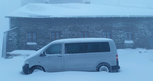 Ve čtvrtek ráno v 8 hod. byla celková sněhová pokrývka 38 cm, sněží a teplota - 1,5 °C, díky nárazovému větru se zde vytvářejí 60–70 cm sněhové závěje.