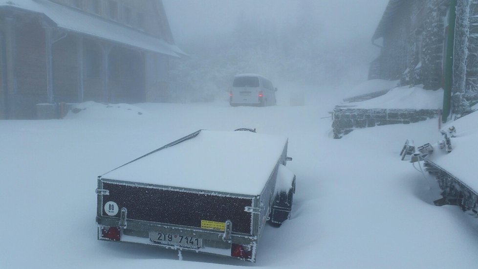 Dnes ráno v 8 hod byla celková sněhová pokrývka 38 cm, sněží a teplota - 1.5 °C, díky nárazovému větru se zde vytvářejí 60 - 70 cm sněhové závěje.