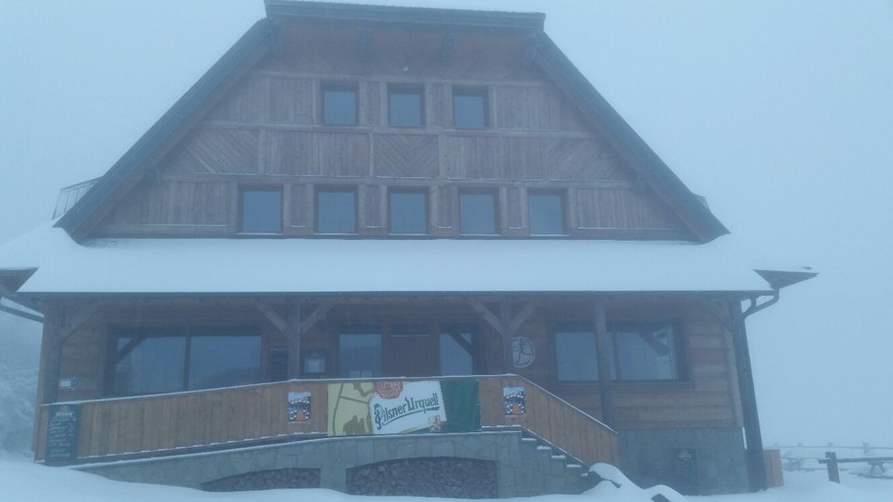 Ve čtvrtek ráno v 8 hod. byla celková sněhová pokrývka 38 cm, sněží a teplota - 1,5 °C, díky nárazovému větru se zde vytvářejí 60–70 cm sněhové závěje.