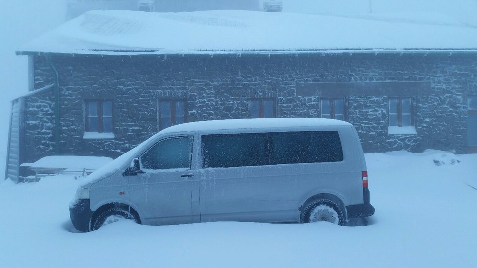 Dnes ráno v 8 hod byla celková sněhová pokrývka 38 cm, sněží a teplota - 1.5 °C, díky nárazovému větru se zde vytvářejí 60 - 70 cm sněhové závěje.