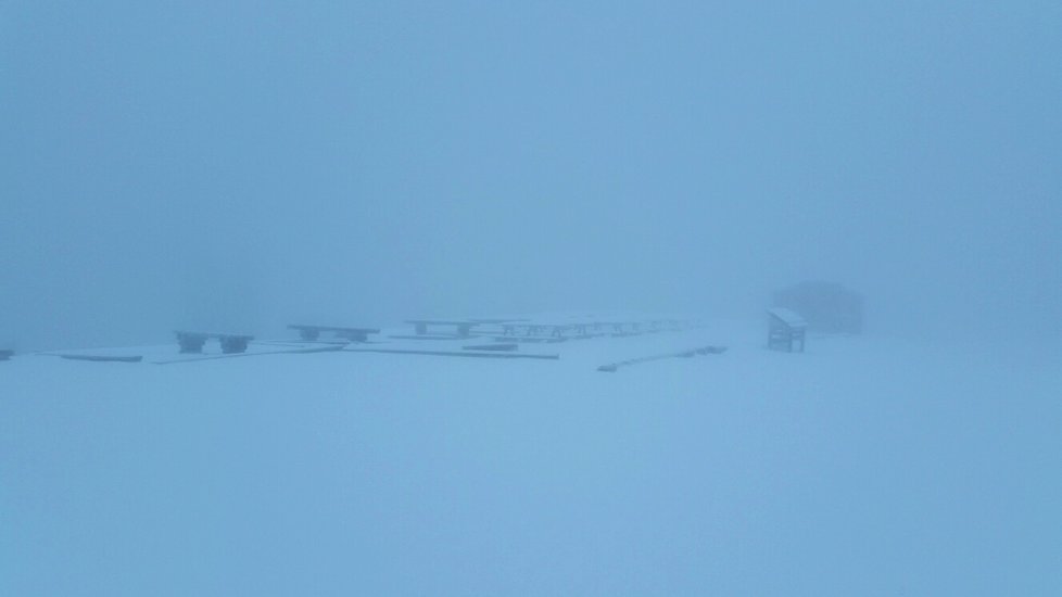 Ve čtvrtek ráno v 8 hod. byla celková sněhová pokrývka 38 cm, sněží a teplota - 1,5 °C, díky nárazovému větru se zde vytvářejí 60–70 cm sněhové závěje.