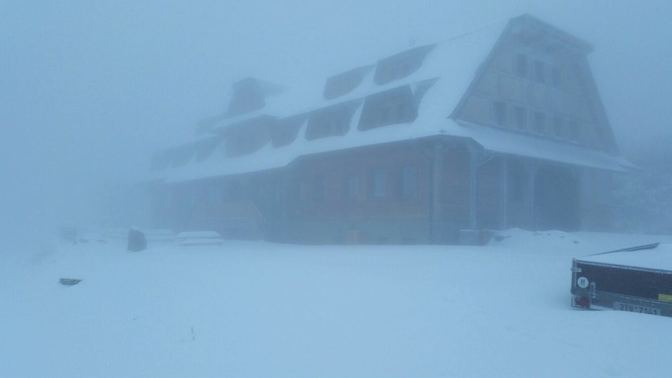 Ve čtvrtek ráno v 8 hod. byla celková sněhová pokrývka 38 cm, sněží a teplota - 1,5 °C, díky nárazovému větru se zde vytvářejí 60–70 cm sněhové závěje.