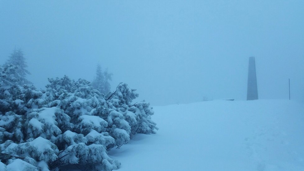 Dnes ráno v 8 hod byla celková sněhová pokrývka 38 cm, sněží a teplota - 1.5 °C, díky nárazovému větru se zde vytvářejí 60 - 70 cm sněhové závěje.