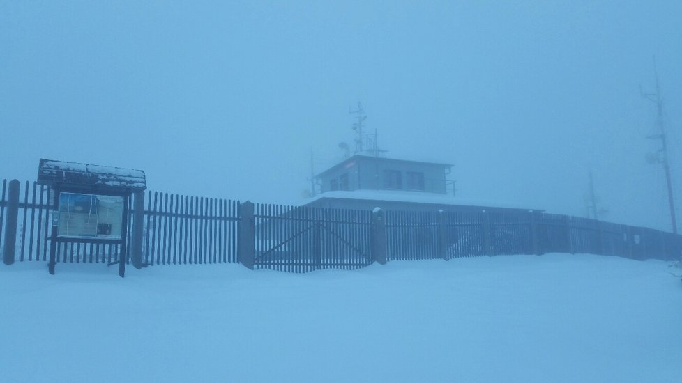 Dnes ráno v 8 hod byla celková sněhová pokrývka 38 cm, sněží a teplota - 1.5 °C, díky nárazovému větru se zde vytvářejí 60 - 70 cm sněhové závěje.