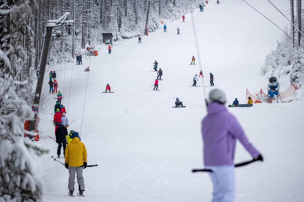 V lyžařském středisku Ski areál Bílá v Beskydech jsou ideální podmínky pro lyžování. Horská služba ale varuje před neuváženými výpravami a lavinami.