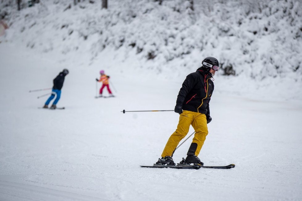 V lyžařském středisku Ski areál Bílá v Beskydech jsou ideální podmínky pro lyžování. Horská služba ale varuje před neuváženými výpravami a lavinami.